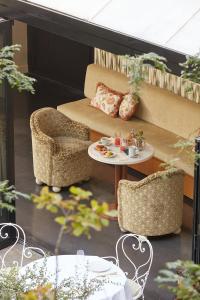 塞纳河畔讷伊Le 5 Particulier的客厅配有沙发和桌椅