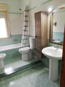 墨西拿IL POSTO GIUSTO的浴室设有2个卫生间、水槽和浴缸。