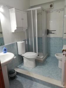 墨西拿IL POSTO GIUSTO的浴室配有卫生间、盥洗盆和淋浴。