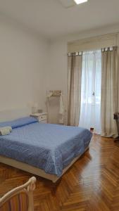 米兰Treehouse Milano的一间卧室配有一张带蓝色棉被的床
