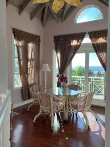 Royal Palm Villas的一间设有玻璃桌和椅子的用餐室