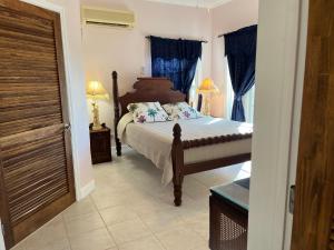 Royal Palm Villas的一间卧室配有蓝色窗帘的床