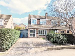 KeyworthSpacious lovely 3 Bed House in Keyworth Nottingham suit CONTRACTORS OR FAMILY的一座带车库的大型砖屋