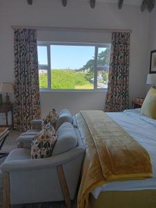 圣弗朗西斯湾19, Ridge House的一间卧室配有一张床、一张沙发和一个窗口