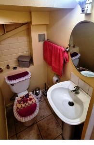 圣地亚哥Casa Enea Pudahuel的浴室位于水槽旁的地板上,配有蛋糕