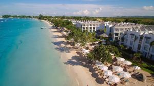 尼格瑞尔Azul Beach Resort Negril, Gourmet All Inclusive by Karisma的享有海滩的空中景致,配有遮阳伞和建筑