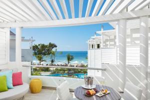 尼格瑞尔Azul Beach Resort Negril, Gourmet All Inclusive by Karisma的海景阳台。