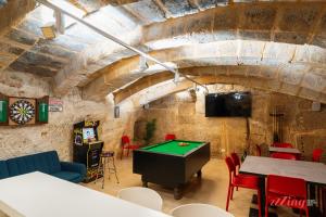 SiġġiewiA modern Maltese townhouse in Siggiewi的一间设有乒乓球桌和电视的客房