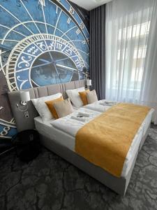 布拉格Hotel Royal的一间卧室设有一张蓝色墙壁的大床