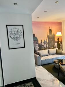 布拉格Hotel Royal的客厅配有沙发和墙上的照片