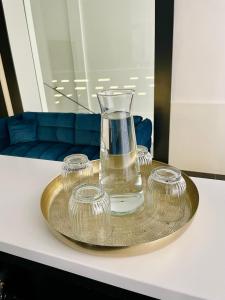 布拉格Hotel Royal的桌子上装有玻璃杯和玻璃杯的托盘