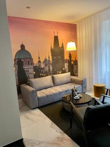 布拉格Hotel Royal的带沙发和城市壁画的客厅