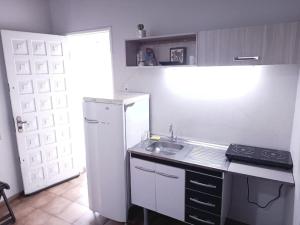 弗洛里亚诺波利斯ReGaGe的厨房配有白色冰箱和水槽