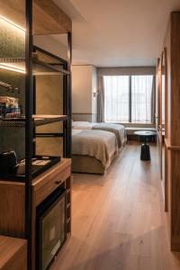 都柏林Wren Urban Nest的一间卧室设有一张床和一个大窗户