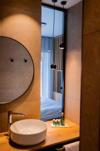 林根Boardinghouse Hense的一间带水槽和大镜子的浴室