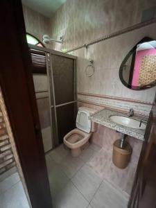 穆隆古Casa na serra de mulungu的一间带卫生间和水槽的小浴室