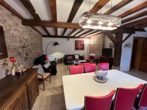 于纳维Gîte Trotthus maison familiale avec piscine的客厅配有白色桌子和红色椅子