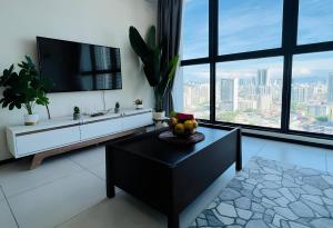 日落洞Urban Suites by PerfectSweetHome Cozy Style的客厅配有电视和水果桌