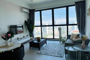 日落洞Urban Suites by PerfectSweetHome Cozy Style的带沙发和大窗户的客厅