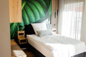 林根Boardinghouse Hense的一间卧室配有一张带绿色墙壁的床