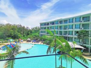 拉威海滩Water park Rawai Beach 200m Nai Han king bedroom的从酒店阳台可欣赏到游泳池的景色