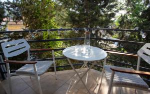 第比利斯Peaceful Bohemian Apartment – Best Location的阳台上配有白色的桌椅