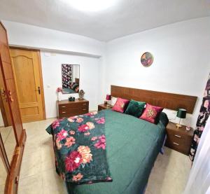 阿利坎特Apartment Svetlana的一间卧室配有带粉红色枕头的绿色床