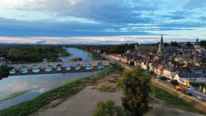 拉沙里泰L’Etape, cœur de ville的享有城镇的空中景色,河上设有一座桥梁