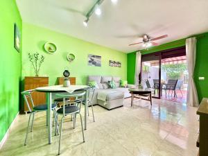 拉拉古纳Terracita de Luces的客厅设有绿色的墙壁和桌椅