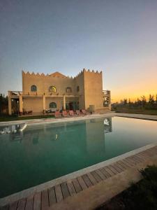 马拉喀什Dar Amali, villa spacieuse 9ch avec piscine en exclusivité的大楼前带游泳池的房子