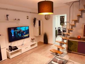 布达佩斯King House & Garden with AC and FREE PARKING POSSIBILITY的一间配有平面电视的客厅和楼梯