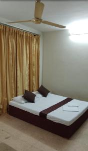 科伦坡MercuryFM 103 Guest House - Colombo 3的配有吊扇的客房内的一张床位