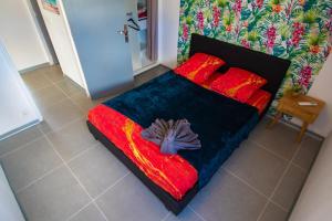 法兰西堡Sibèl Appart的一间卧室,配有一张带鲜花的床