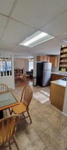 CattaraugusCattaraugus, Small town get-away!的厨房配有桌椅和冰箱。