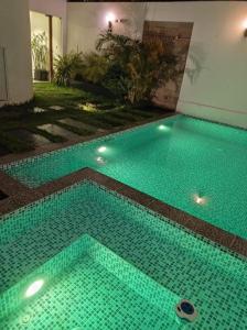 帕拉卡斯Killamoon House Paracas的铺有绿松石瓷砖的游泳池