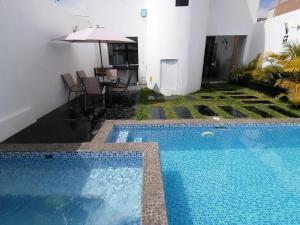 帕拉卡斯Killamoon House Paracas的一座房子后院的游泳池