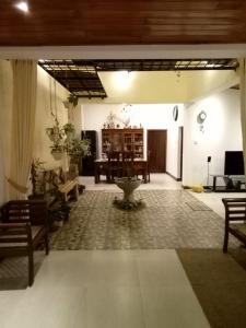 康提The Bliss Hostel Kandy的客厅配有沙发和桌子