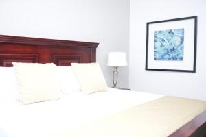 拉塞瓦拉金塔酒店的白色卧室配有带白色枕头的床