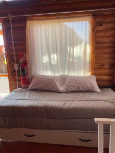 圣米格尔-德尔蒙特Rincón del Sur的窗户客房内的一张床位