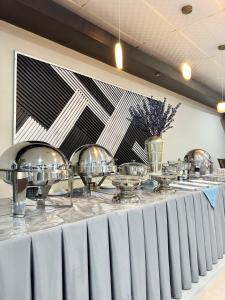 拉塞瓦拉金塔酒店的上面有银盘的桌子
