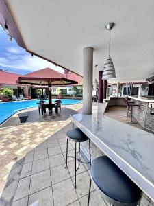 拉塞瓦拉金塔酒店的一个带桌椅的庭院和一个游泳池