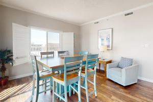 大洋城Whispering Sands 301的一间带桌椅和沙发的用餐室