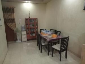 TabingPenginapan Syari'ah Parak Anau的一间带桌椅的用餐室