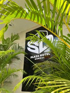索布拉尔SD Plaza Hotel的挂在墙上的草木酒店标志