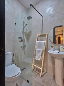 卡萨布兰卡TheCasaEdition Gauthier Residency City Center的带淋浴、卫生间和盥洗盆的浴室