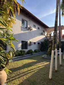 拉塞瓦拉金塔酒店的一座白色的建筑,在院子里种有棕榈树