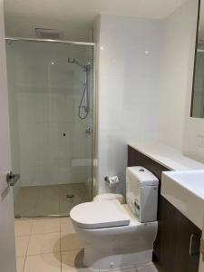 布里斯班Brisbane Midtown - Centre of CBD w Pool, Gym, Sauna的白色的浴室设有卫生间和淋浴。