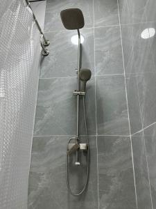 奇姆肯特мини-отель Villa Sofia город Шымкент, проспект Тауке хана, жилой дом 37-2 этаж的浴室内配有淋浴和头顶淋浴