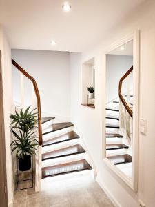 RimparSchönes modernes Einfamilienhaus für 1 bis 6 Personen的一座种植盆栽植物的房子里的楼梯