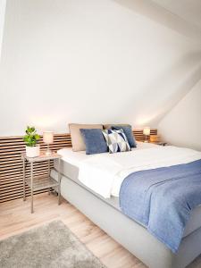 RimparSchönes modernes Einfamilienhaus für 1 bis 6 Personen的白色卧室配有一张大床和一张桌子